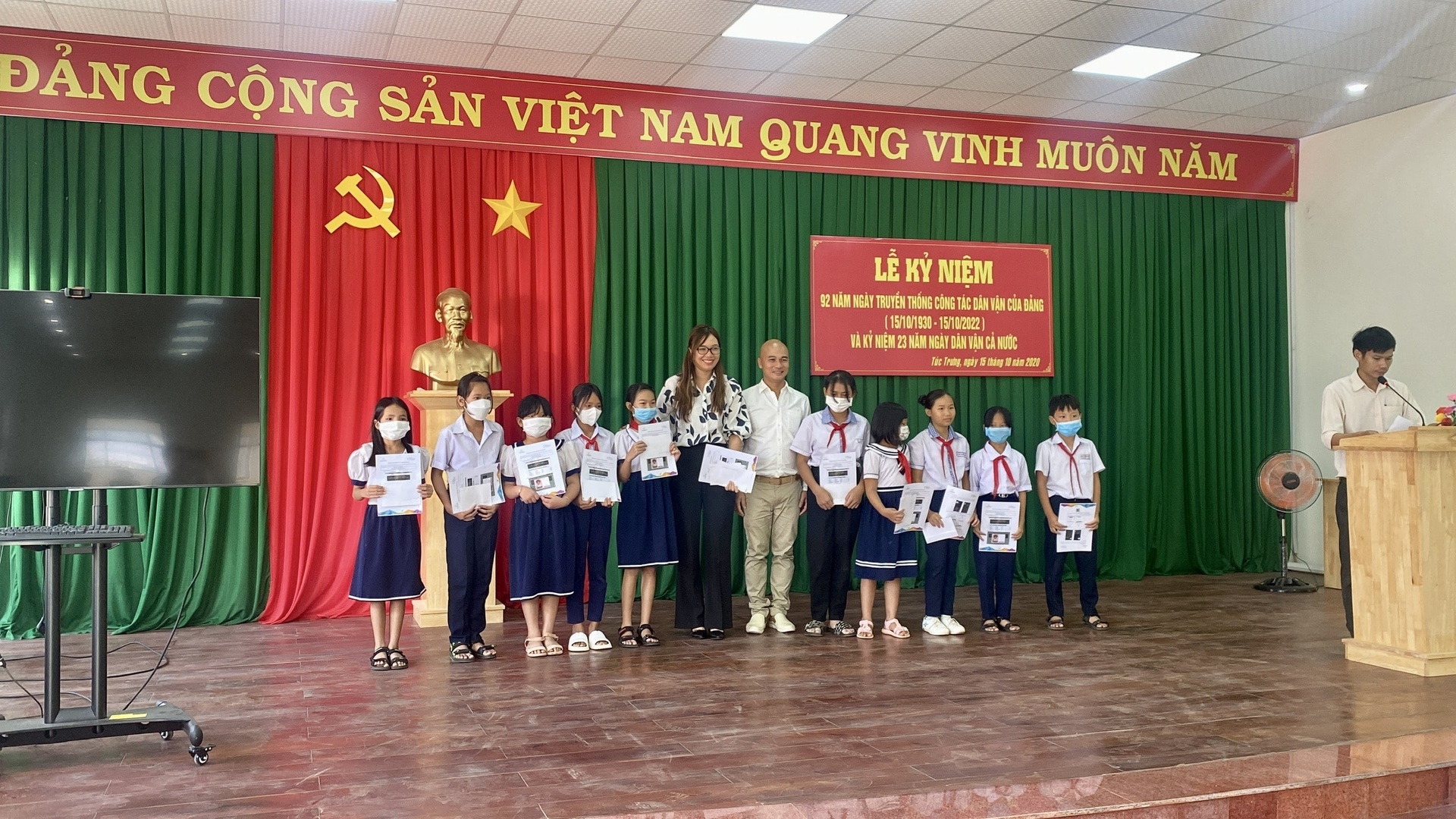 Thư viện 100 năm DJC tặng 100 thẻ Thư viện cho học sinh xã Túc Trưng nhân dịp Kỷ niệm 92 năm ngày truyền thống công tác dân vận của Đảng (15/10/1930 – 15/10/2022) và Kỷ niệm 23 năm “Ngày Dân vận cả nước”