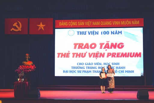 Thư viện 100 năm trao tặng 1.000 thẻ Thư viện cho học sinh trường Trung học Thực hành - Đại học Sư phạm Tp.HCM tại chương trình sinh hoạt dưới cờ tháng 10